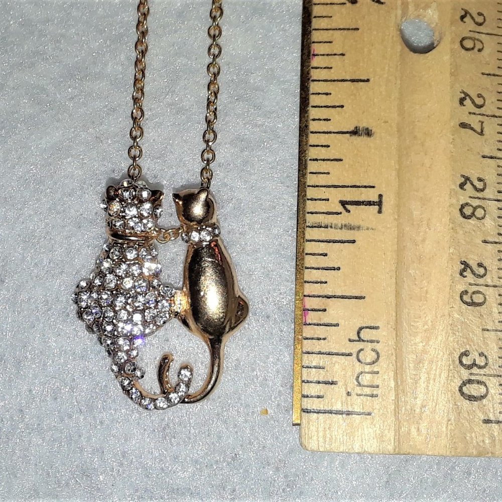 New Cuddling Cats Necklace - Picture 5 of 6